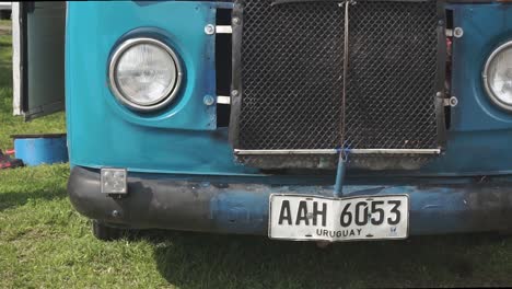 Primer-Plano-De-La-Parte-Delantera-De-La-Autocaravana-Vintage