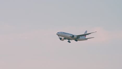 Japan-Airlines-Boeing-777-246-JA704J-Nähert-Sich-Vor-Der-Landung-Dem-Flughafen-Suvarnabhumi-In-Bangkok-In-Thailand