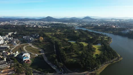 Campo-De-Golf-Y-Lago-Alpino-En-Dalat,-Vietnam-Desde-Un-Dron-A-La-Luz-De-La-Mañana