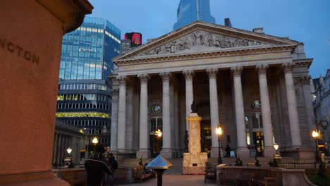 Toma-De-Cardán-Que-Revela-El-Royal-Exchange-Y-El-Memorial-De-Las-Tropas-De-Londres-Al-Atardecer