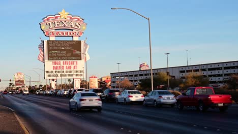 Fila-De-Autos-Esperan-Pruebas-De-Covid-19-En-El-Casino