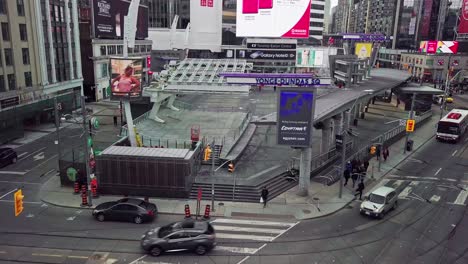 Amplia-Revelación-Aérea-De-Plaza-Pública-Y-Calle-Concurrida,-Centro-De-Toronto-Yonge-Dundas