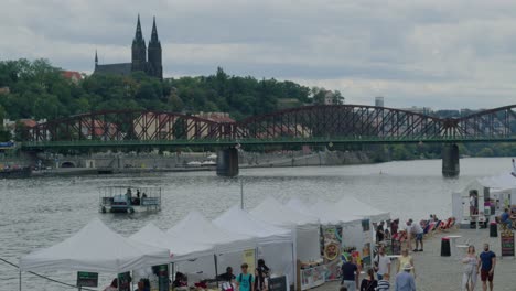 Gente-Disfrutando-Del-Mercado-De-Agricultores-Junto-Al-Río-Vltava-Y-Vysehrad-En-Medio-Del-Encierro-Covid