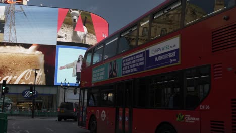 Traffic-Going-Past-Piccadilly-Circus-In-The-Morning-During-Lockdown