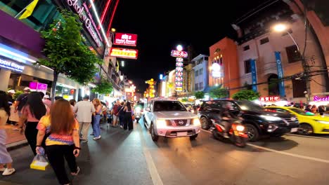 Gente,-Coches-Y-Scooters-Pasando-Por-Chinatown-Por-La-Noche