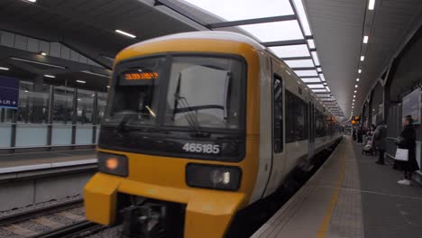 Tren-De-Cercanías-Del-Sureste-Que-Llega-A-La-Estación-Del-Puente-De-Londres