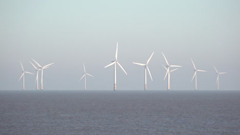 Las-Palas-De-La-Turbina-Giran-En-El-Enorme-Parque-Eólico-Lincs,-Que-Se-Encuentra-A-Ocho-Kilómetros-De-La-Costa-En-El-Mar-Del-Norte-Frente-A-La-Costa-Este-De-Inglaterra