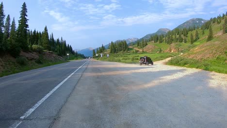 Pov,-Der-Einem-Jeep-Vom-Million-Dollar-Highway-In-Der-Nähe-Von-Ouray,-Colorado,-Auf-Den-Black-Bear-Pass-Trail-Folgt