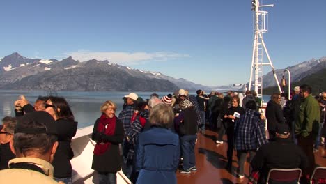 Crucero-En-Alaska-En-Verano,-Pasajeros-En-La-Proa-Del-Barco