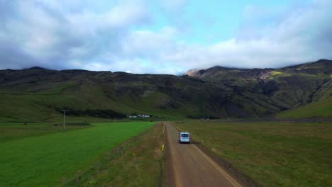 Touristenbus-Fährt-Auf-Einer-Langen-Unbefestigten-Straße-In-Richtung-Seljavallalaug-Thermalbad-In-Südisland