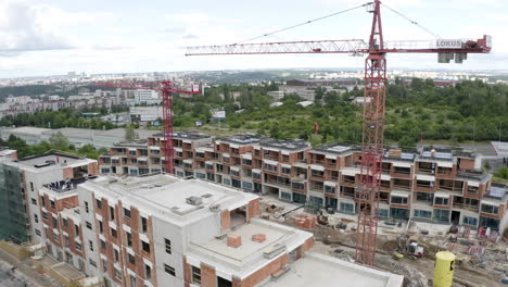 Bau-Neuer-Wohnblöcke,-Kräne-Und-Material,-Skyline-Der-Stadt