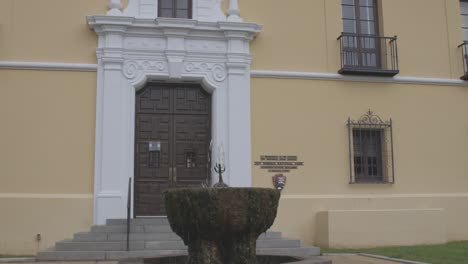 El-Edificio-De-Administración-Alberga-Al-Personal-Administrativo-Y-De-Gestión,-Pero-Anteriormente-Albergaba-Un-Museo