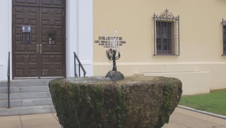 Fuente-De-Agua-Termal-Que-Fluye-Frente-Al-Edificio-De-Administración-Del-Parque-Nacional-De-Aguas-Termales