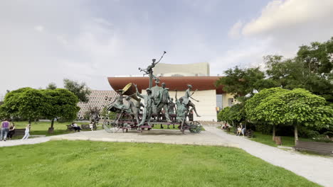 Nationaltheater-Mit-Statuen,-Bukarest,-Rumänien