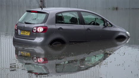 Ein-Verlassenes-Auto-Steht-Im-Hochwasser-Und-Die-Blinker-Blinken-Nach-Einem-Gewitter,-Bei-Dem-In-Mehreren-Stunden-Sintflutartige-Regenfälle-über-Einen-Monat-Lang-In-Der-Hauptstadt-Niedergingen