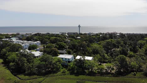 Der-Wasserturm-Der-Insel-Tybee-Beherbergt-Eine-Drohne-Aus-Der-Luftaufnahme-Des-Atlantischen-Ozeans-In-Der-Nachbarschaft