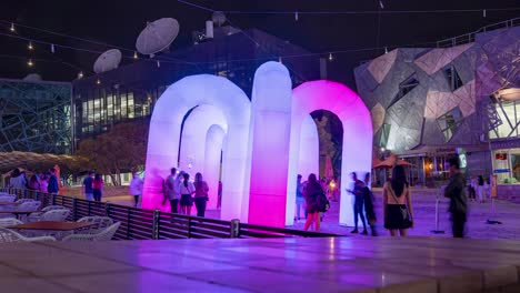 Lapso-De-Tiempo-De-Tiro-Amplio-Del-Castillo-Del-Cielo-Arcos-De-Arco-Iris-De-Luz-Led-Interactivos-Inflables-Por-Eness-Durante-La-Navidad-De-2020-En-Federation-Square-Melbourne-Victoria-Australia