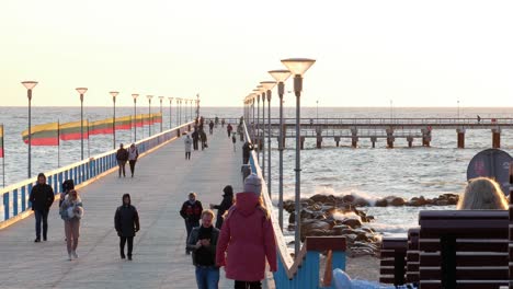 Menschen,-Die-Auf-Dem-Palanga-Brückenpier-Spazieren-Und-Den-Sonnigen-Tag-Genießen