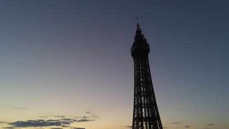 Torre-De-Blackpool-Vista-Aérea-Alto-Noche-Costero-Balneario-Punto-De-Referencia-Atracción-Turística-Lento-Inclinar-Hacia-Arriba-Descender