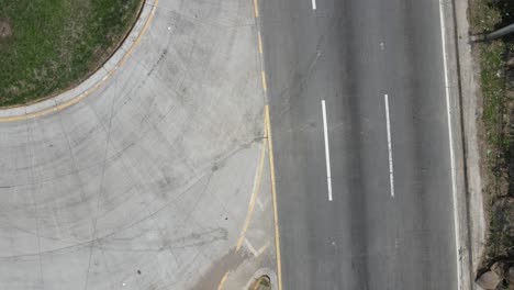 Vista-Aérea-Sobre-Una-Autopista-De-Varios-Carriles,-Con-Vehículos-Que-Pasan-A-Toda-Velocidad