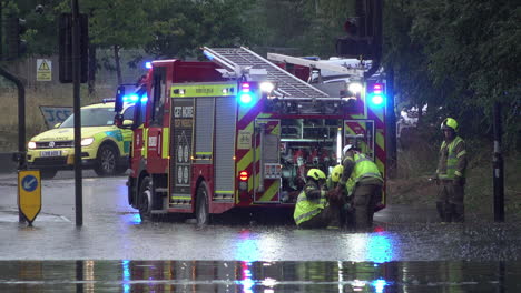 Feuerwehrleute-Bereiten-Ein-Feuerwehrauto-Vor,-Um-Wasser-Aus-Einer-überfluteten-Straße-Zu-Pumpen,-Nachdem-In-Der-Hauptstadt-Ein-Gewitter-Innerhalb-Weniger-Stunden-Sintflutartige-Regenfälle-Im-Umfang-Von-Mehr-Als-Einem-Monat-Niedergegangen-War