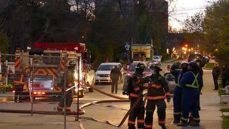 Policías-Bloqueando-La-Carretera-Después-De-Un-Accidente-Automovilístico-En-La-Calle-De-Canadá