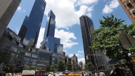 Viel-Verkehr-In-Manhattan-An-Einem-Sonnigen-Tag-Auf-Dem-Columbus-Circle-In-New-York-City