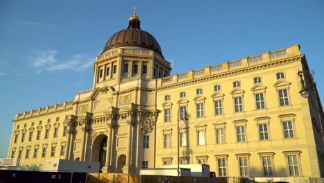 Straßenansicht-Schwenk-Zum-Wiederaufgebauten-Berliner-Schloss-In-Der-Deutschen-Hauptstadt