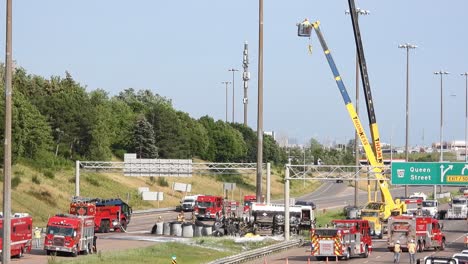 Totalaufnahme-Eines-Öl-LKW-Unfalls-Auf-Der-Autobahn-An-Einem-Sonnigen-Tag-–-Feuerwehr-Arbeitet-Mit-Kran-Und-Reinigt-Straße-–-Ölverschmutzung-In-Der-Natur