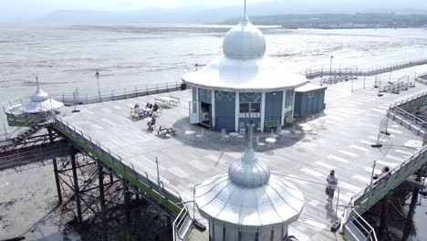 Bangor-Garth-Muelle-Victoriano-Ornamental-Cúpula-Plateada-Pabellón-Punto-De-Referencia-Turista-Aéreo-Cerca-Derecha-órbita-Ver