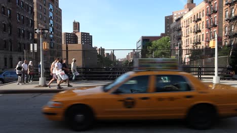 New-Yorker-Stadtstraße-Mit-Vorbeifahrenden-Menschen-Und-Autos-An-Einem-Sonnigen-Abend