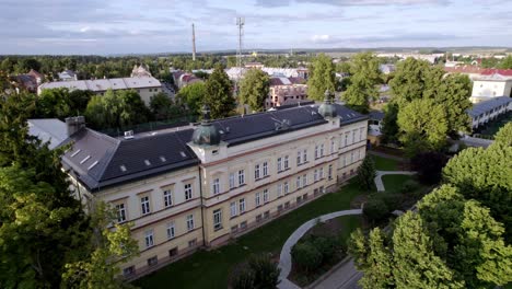 Toma-De-Drones-De-La-Escuela-Local-Riegrova-En-Svitavy,-República-Checa