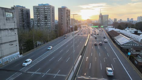 Antena-De-Respaldo-Del-Tráfico-De-La-Carretera-Al-Atardecer-En-Buenos-Aires,-Argentina