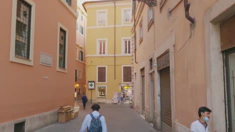 Punto-De-Vista-En-Primera-Persona-De-Via-Dei-Pastini-Y-Personas-En-El-Centro-De-Roma