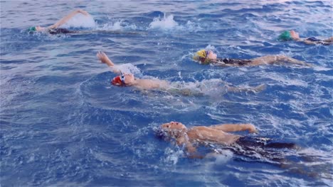 Niños-Practicando-Espalda-En-La-Piscina-Para-Su-Lección-De-Natación---Cerrar