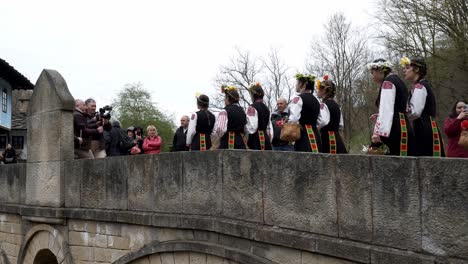 Procesión-De-Niñas-Búlgaras-Con-Vestimenta-Tradicional-Filmadas-Cruzando-El-Puente