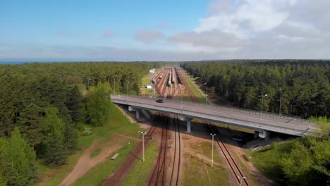 Luftaufnahme-Der-Brücke,-Die-über-Den-Bahnschienen-Gebaut-Wird