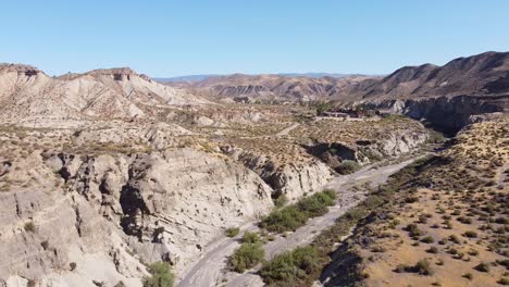 Tabernas-Wüste-In-Almeria,-Andalusien,-Spanien---Luftdrohnenaufnahme-Der-Straße-Zum-Freizeitpark-Western-Leone,-Trockenes-Tal-Und-Flussbett