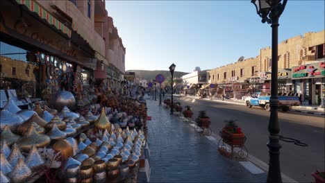 Artesanías-Locales-Típicas-En-El-Antiguo-Mercado-De-Sharm-El-Sheikh-En-Egipto