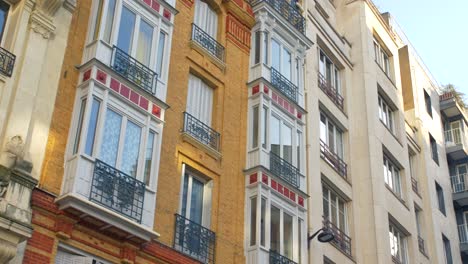 Exterior-Típico-De-La-Fachada-De-La-Casa-En-El-Barrio-Antiguo-De-París,-Francia