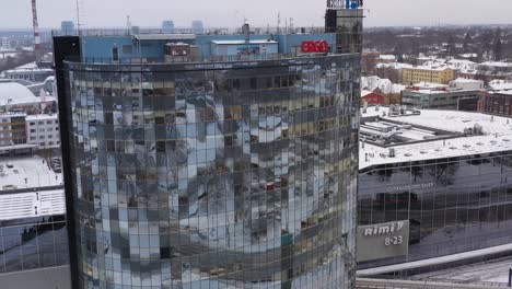 Toma-De-Drones-Del-Centro-Comercial-Tasku-Con-Fachada-De-Vidrio-En-El-Centro-De-La-Ciudad-De-Tartu