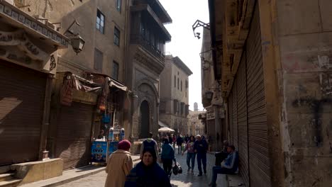 Gente-Egipcia-Caminando-En-La-Calle-Peatonal-Del-Centro-Histórico-De-La-Ciudad-Vieja-De-El-Cairo,-Egipto