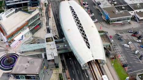 Estación-Del-Centro-De-La-Ciudad-De-Brentwood,-Centro-Comercial-Y-Plaza-En-Burnaby,-Columbia-Británica,-Canadá