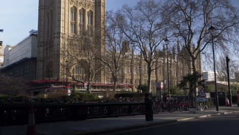 Mirando-La-Torre-Victoria-Desde-Great-College-Street-En-Westminster,-Londres,-Reino-Unido