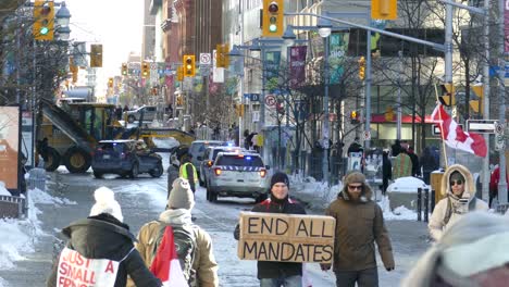 Lastwagen-Und-Demonstranten-Blockieren-Die-Straßenkreuzung-Während-Der-Anti-Impfstoff-Konvoi-Proteste-Mit-Dem-Titel-„Freedom-Convoy“-In-Ottawa,-Ontario,-Kanada-Am-30.-Januar-2022