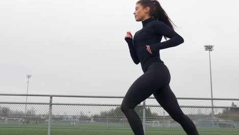 Hermosa-Mujer-Corriendo-En-La-Pista-Viviendo-Un-Estilo-De-Vida-Saludable