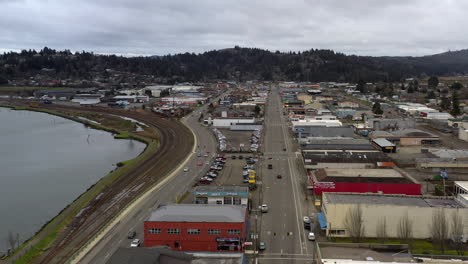 Drohne-Fliegt-über-Coos-Bay-Pacific-Highway-101,-Oregon