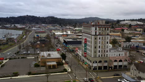 Luftaufnahme-Einer-Tioga-Gebäudewohnung-Entlang-Des-Oregon-Coast-Highway-In-Coos-Bay,-Oregon