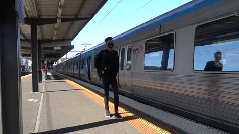 Un-Hombre-Con-Una-Máscara-Deja-Un-Tren-Vacío-Durante-El-Brote-De-Coronavirus-De-Victoria---Melbourne,-Australia