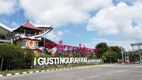 La-Entrada-De-La-Señalización-Del-Aeropuerto-Internacional-Ngurah-Rai-Se-Reabre-Después-De-La-Pandemia-De-Covid-19-Para-Comenzar-A-Reanudar-Los-Vuelos-Internacionales-Y-Los-Turistas-Internacionales